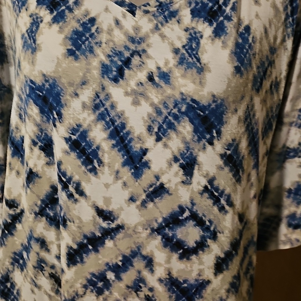 Tahari Blue and Gray Patterned Blouse - Picture 2 of 6